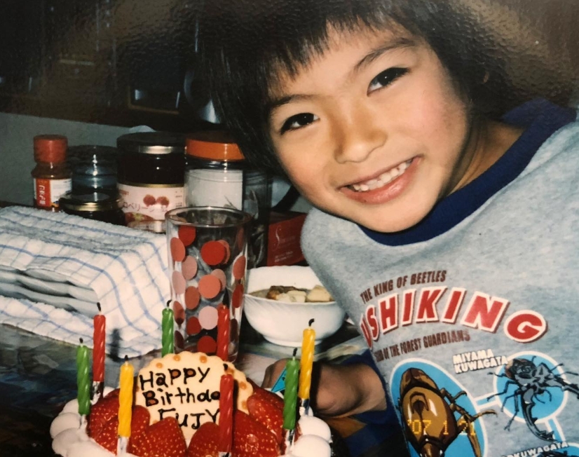8歳の誕生日ケーキを持つ神尾楓珠