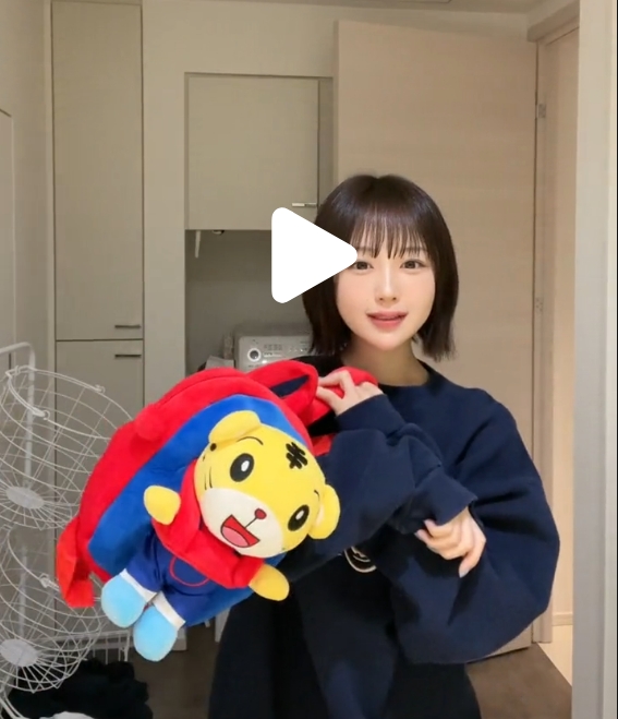 虎柄リュックを持って踊るなえなの